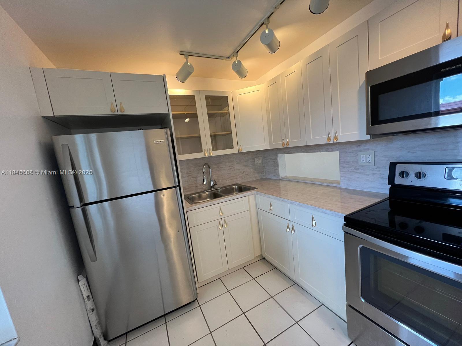 NEW WORLD CONDO APTS IV - Residential