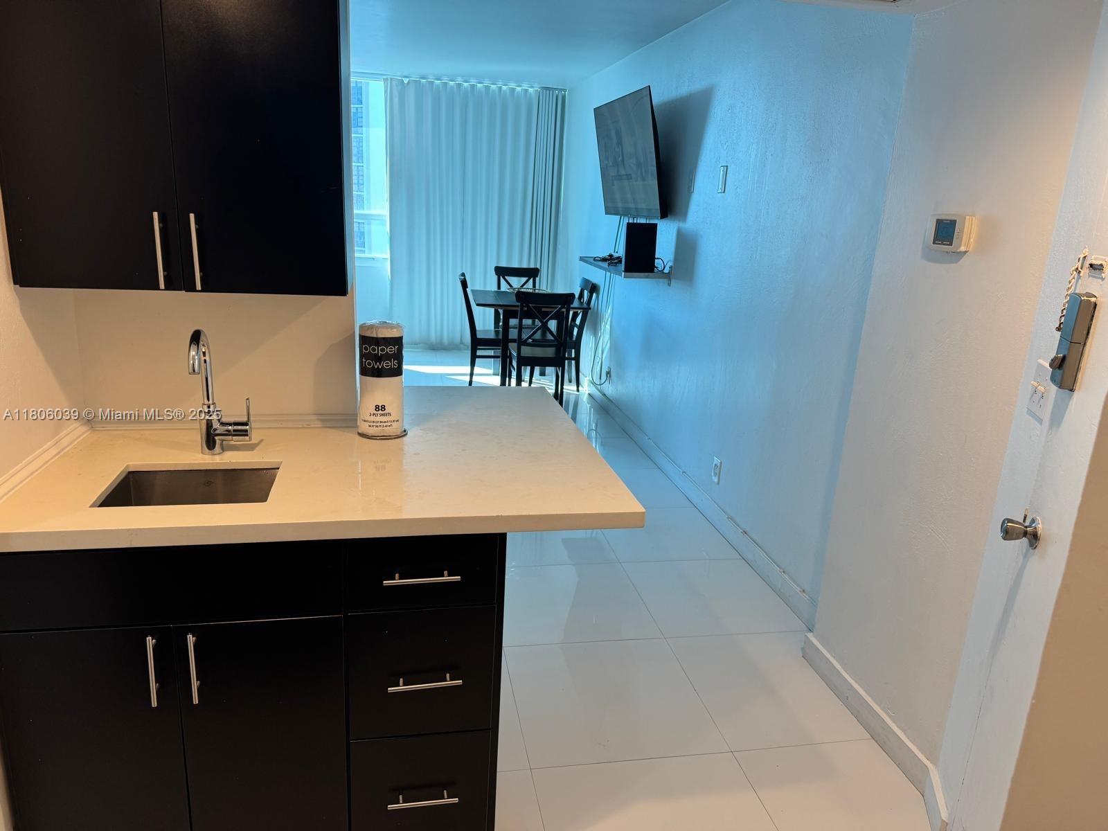 5445 Collins Ave 915