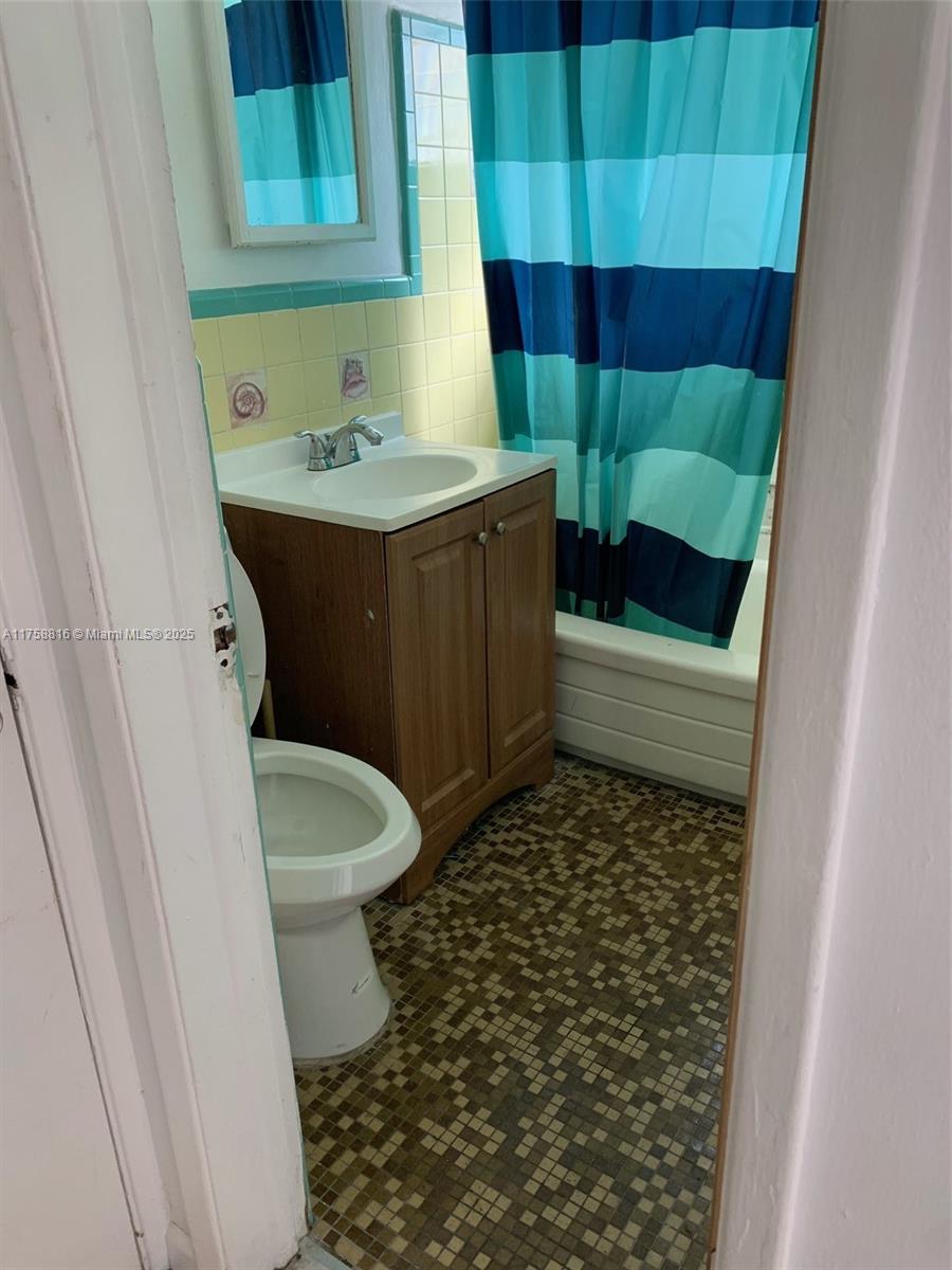 Rental Property at 16651 Ne 20th Ave 8, North Miami Beach, Miami-Dade County, Florida - Bedrooms: 1 
Bathrooms: 1  - $1,500 MO.
