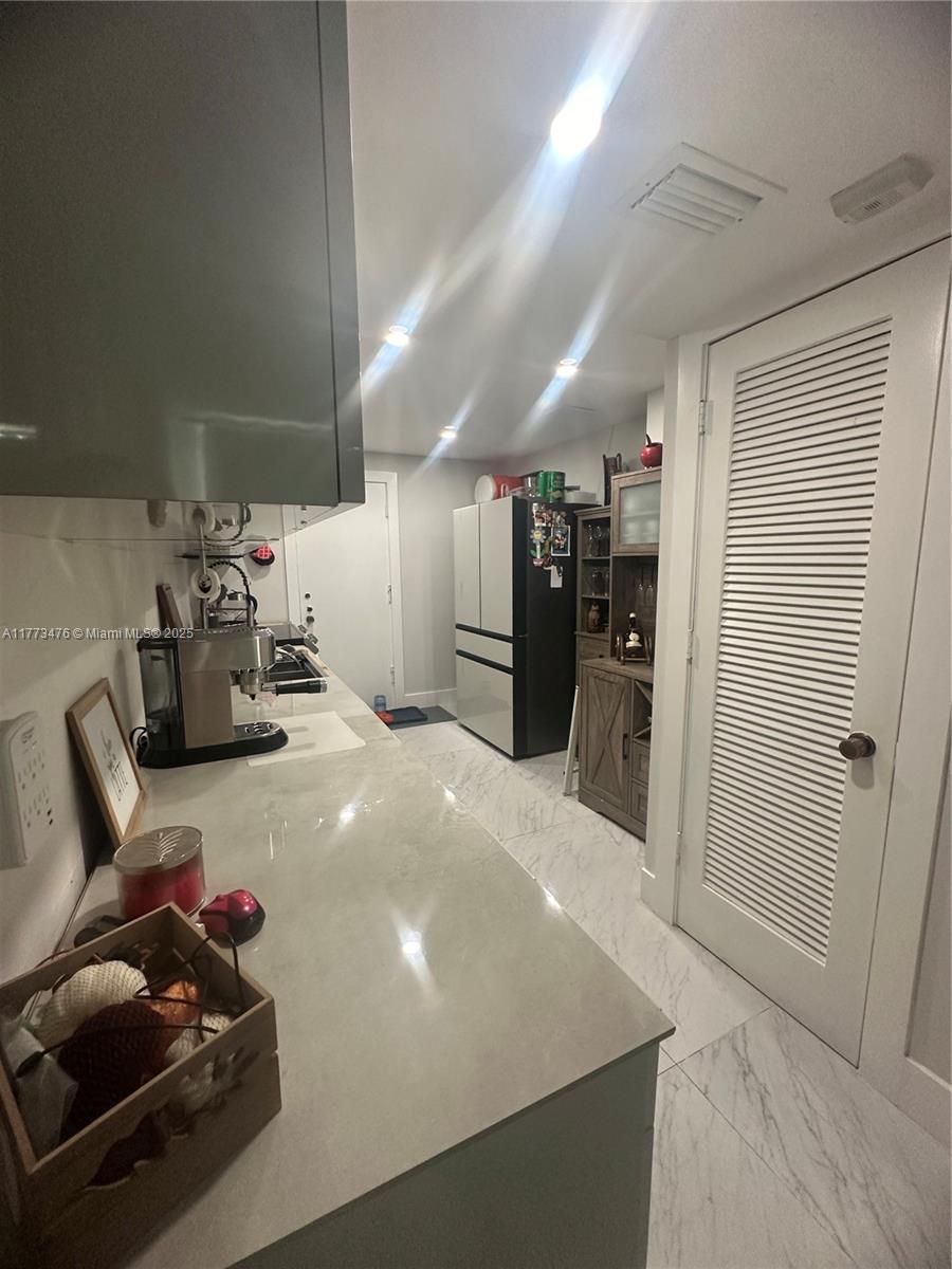 THE VINTAGE CONDO - Residential