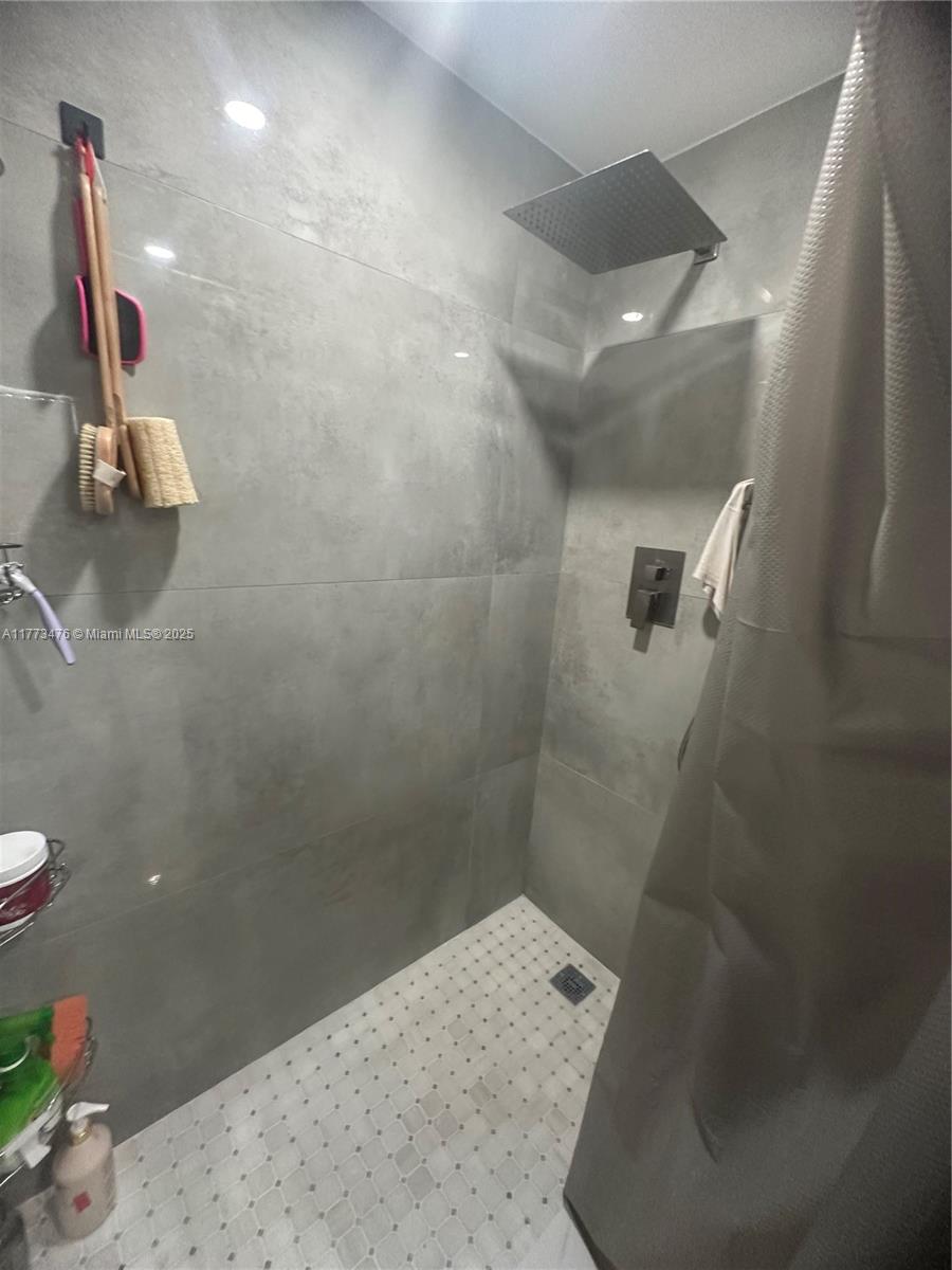 THE VINTAGE CONDO - Residential