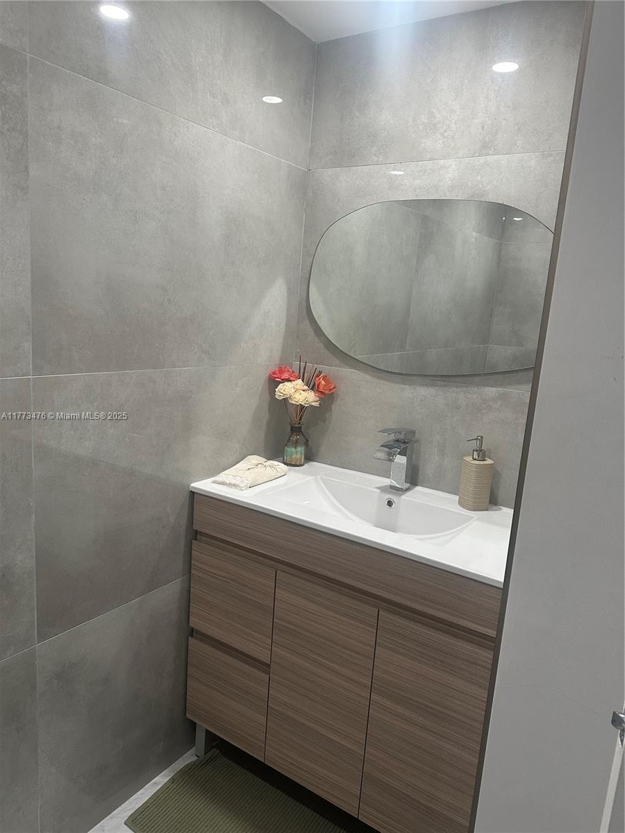 THE VINTAGE CONDO - Residential