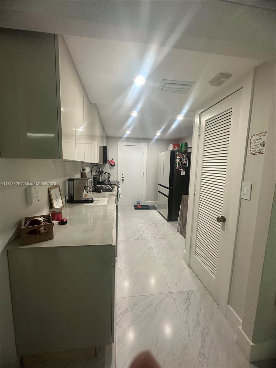 THE VINTAGE CONDO - Residential