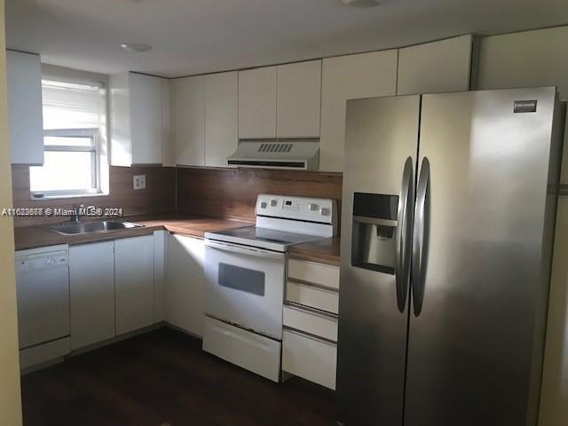 2/2 corner Unit ,beautiful view of the golf course, laminate and tile floors , close to 595 and Nova University