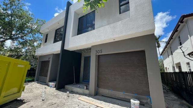 New Luxury FEE SIMPLE Townhouse located in East Fort Lauderdale ,on a very secluded street , close to Las Olas Blvd, The Beaches & Broward Health Center. Over 2.600 total sq ft. ,3 MASTER BEDROOMS with walking closet, large covered patio and beautiful garden with room for POOL , OPEN FLOORPLAN , modern design with elegant finishes, Massive kitchen with island, pantry & dedicated WINE BAR area, 1car garage plus 3 cars in extended driveway, Powder room ,Modern Italian Design kitchen, quartz counter-top, SS appliances, , porcelain throughout on 1st floor. The massive master suite ( 13 x 18) has HIS & HER Closets & private balcony. Less than 4 miles to Fort Lauderdale Int. airport, Public Park right behind, 1.5 mile to Downtown Ft Lauderdale , shops, dining & entertainment,
