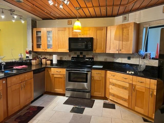 UNO LAGO 6 CONDO - Residential Lease