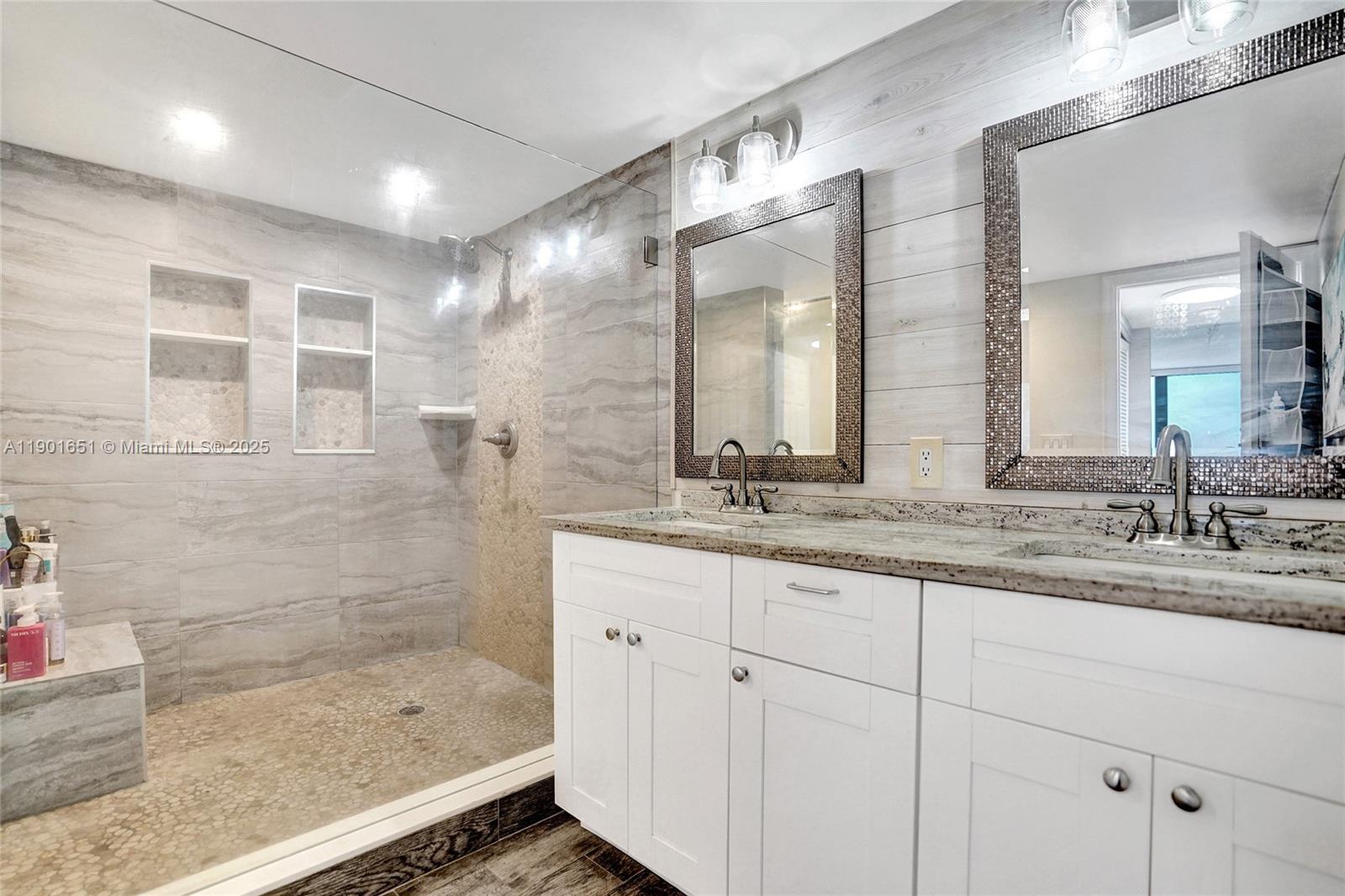 MAYFAIR HOUSE CONDO - Residential