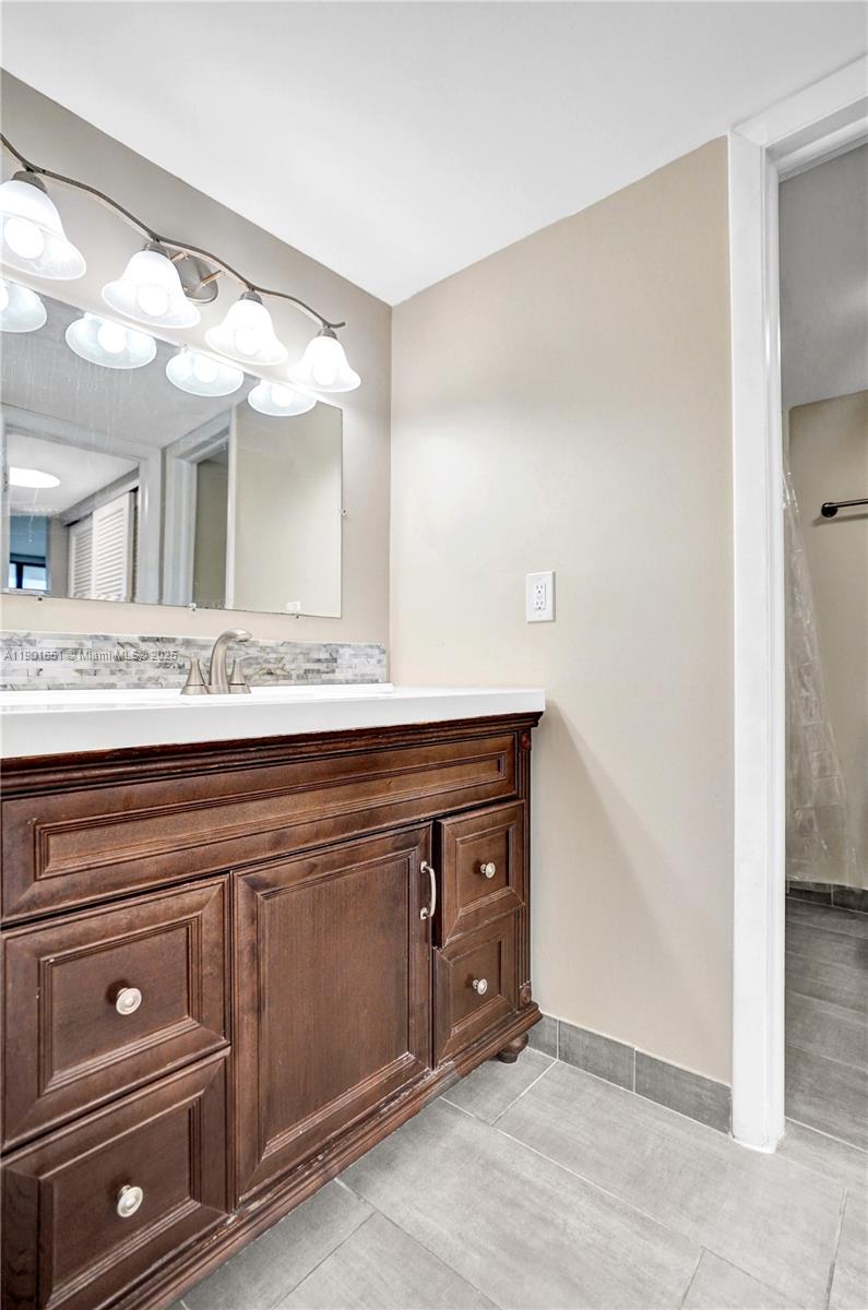 MAYFAIR HOUSE CONDO - Residential