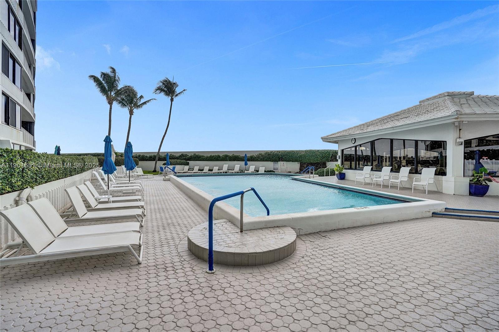 MAYFAIR HOUSE CONDO - Residential