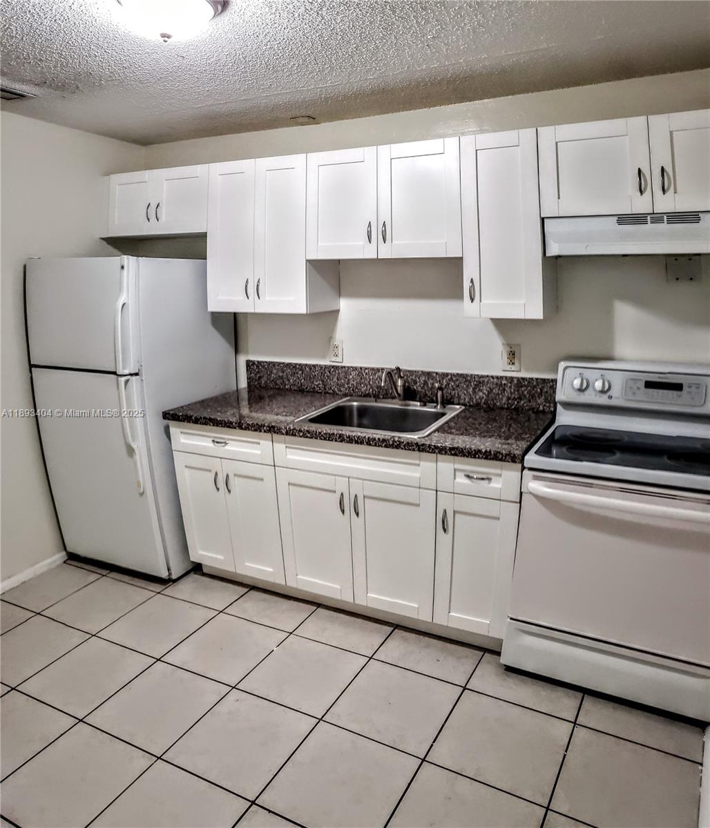LAUDERHILL MANOR - Residential Lease