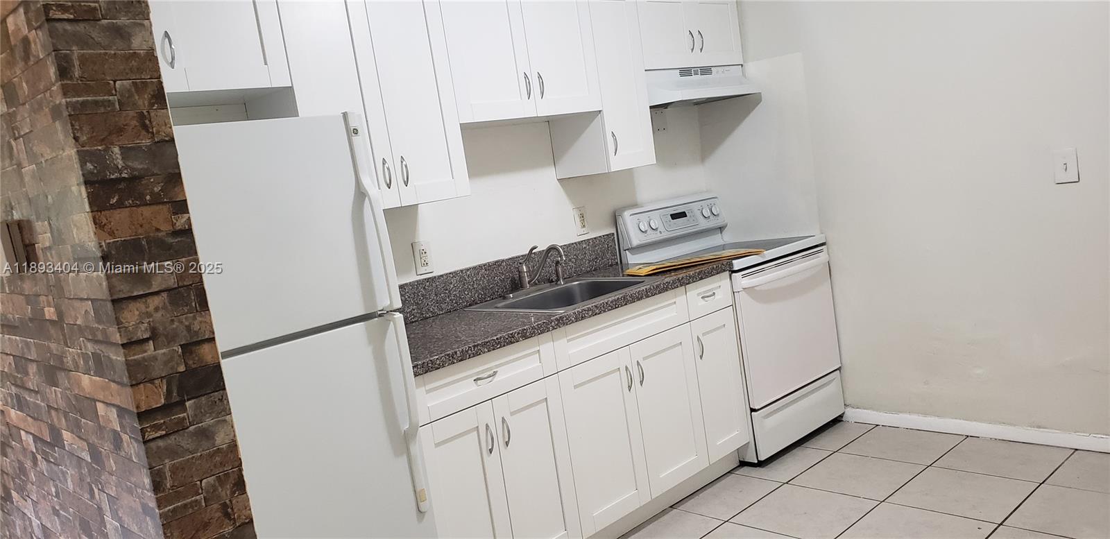 LAUDERHILL MANOR - Residential Lease