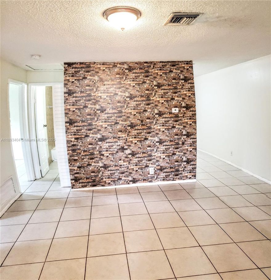 Fast approval.  First and Deposit.  

Nicely maintained 2/1 in a 3 unit apartment building.  

Located on 19 St in the heart of Lauderhill.

Outdoor lighting, white picket fence, tile floors, central air, Nice kitchen with smooth-top range.

Fast approval. SEc 8 Welcome.