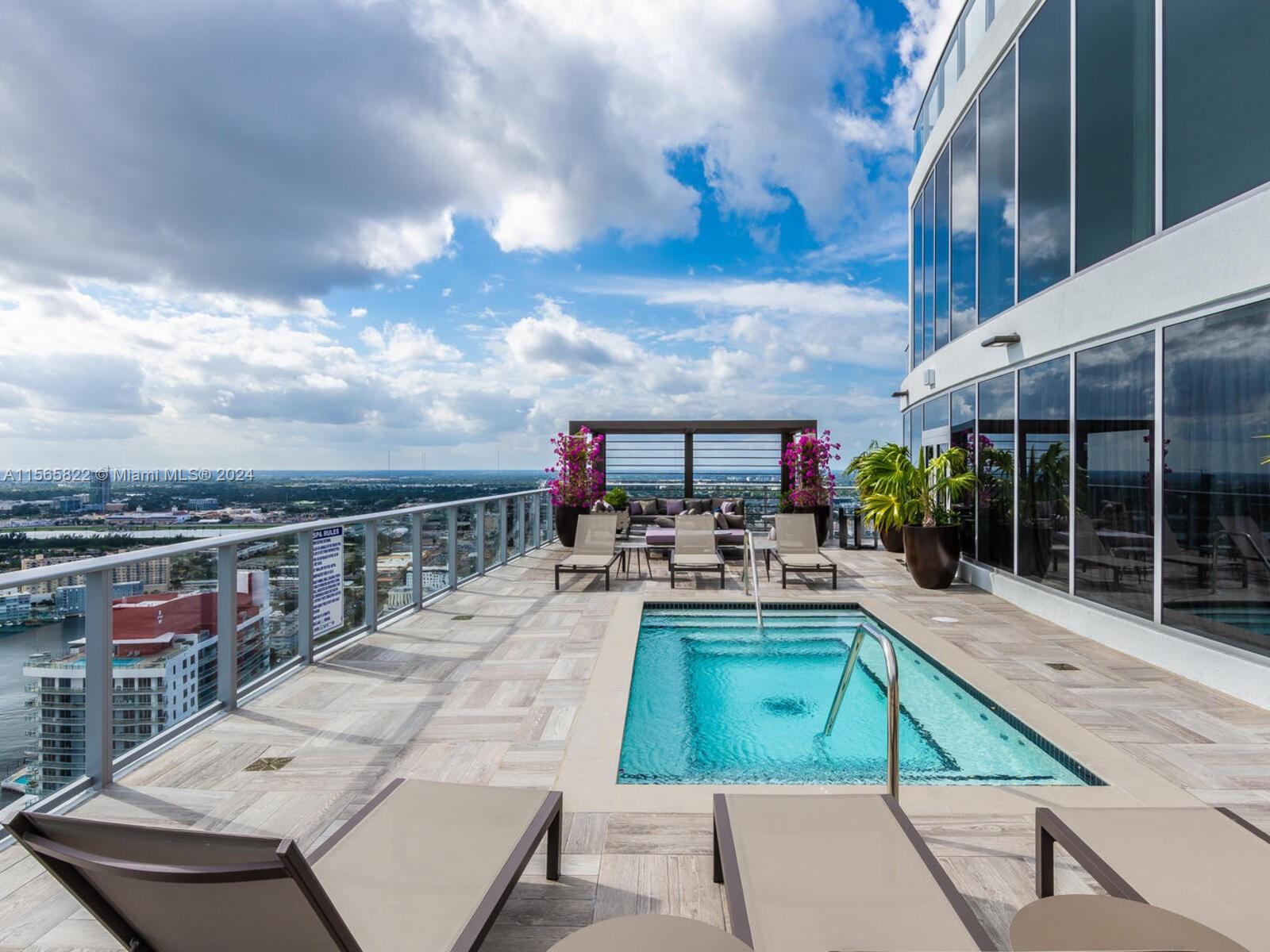 HYDE BEACH HOUSE - Residential