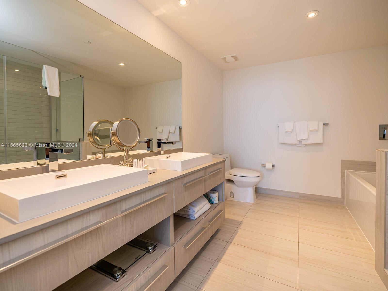 HYDE BEACH HOUSE - Residential