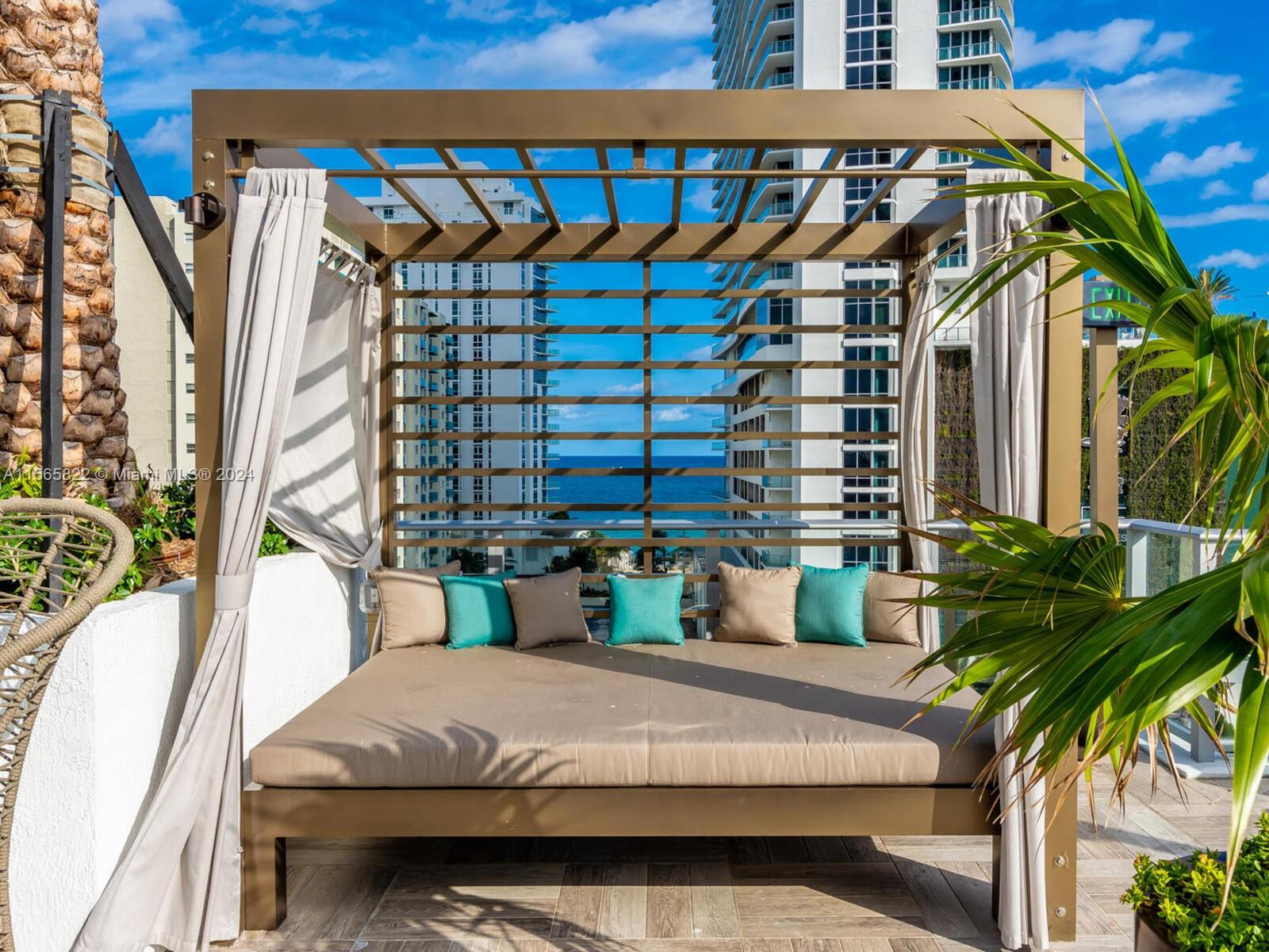 HYDE BEACH HOUSE - Residential