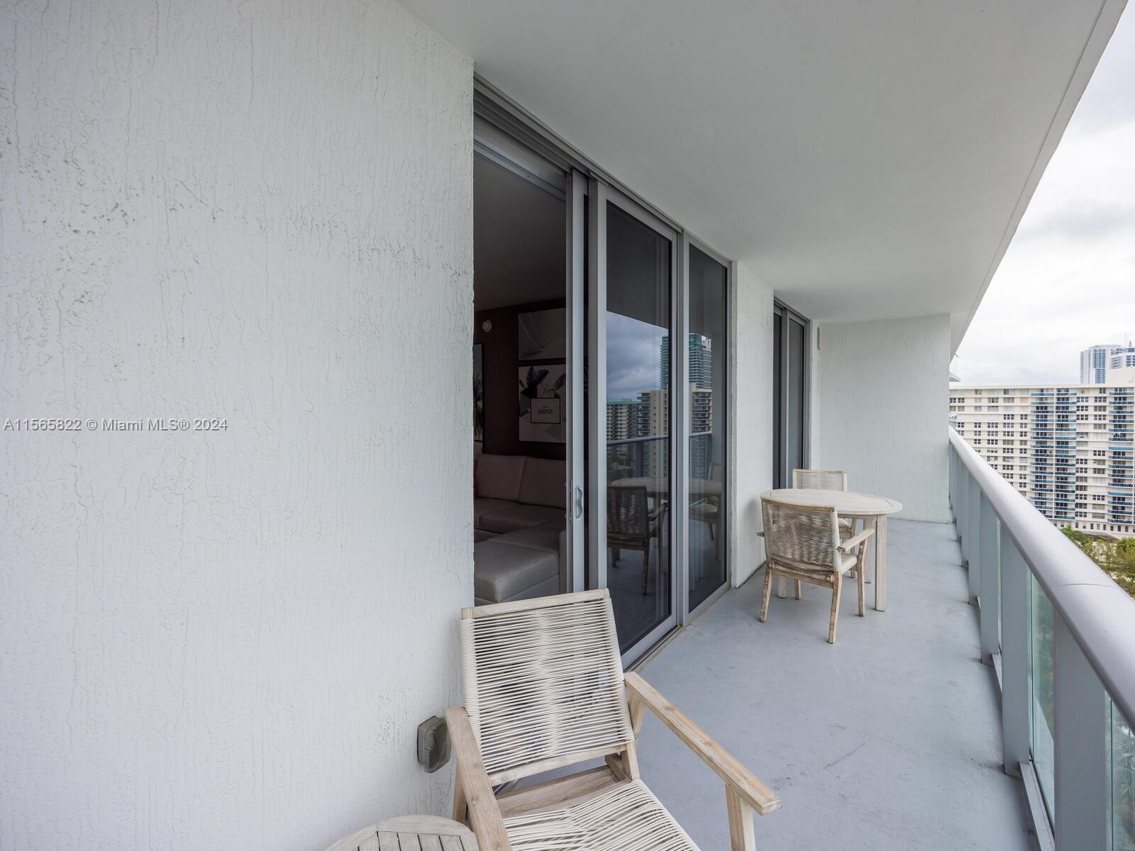 HYDE BEACH HOUSE - Residential
