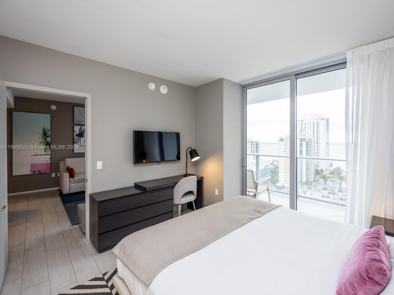 HYDE BEACH HOUSE - Residential