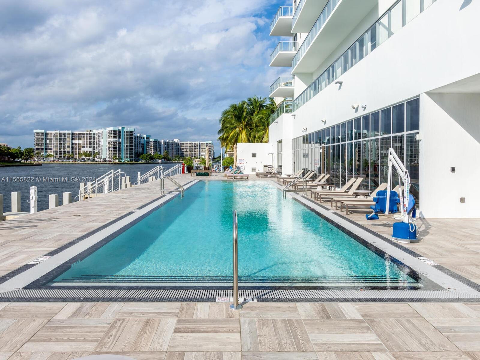 HYDE BEACH HOUSE - Residential