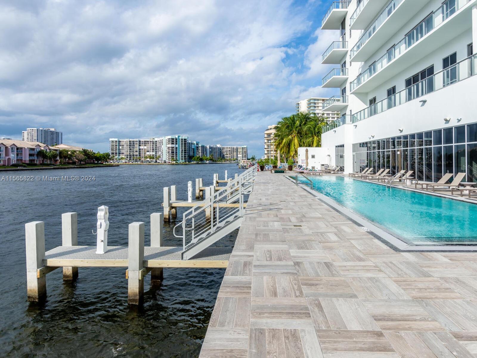 HYDE BEACH HOUSE - Residential