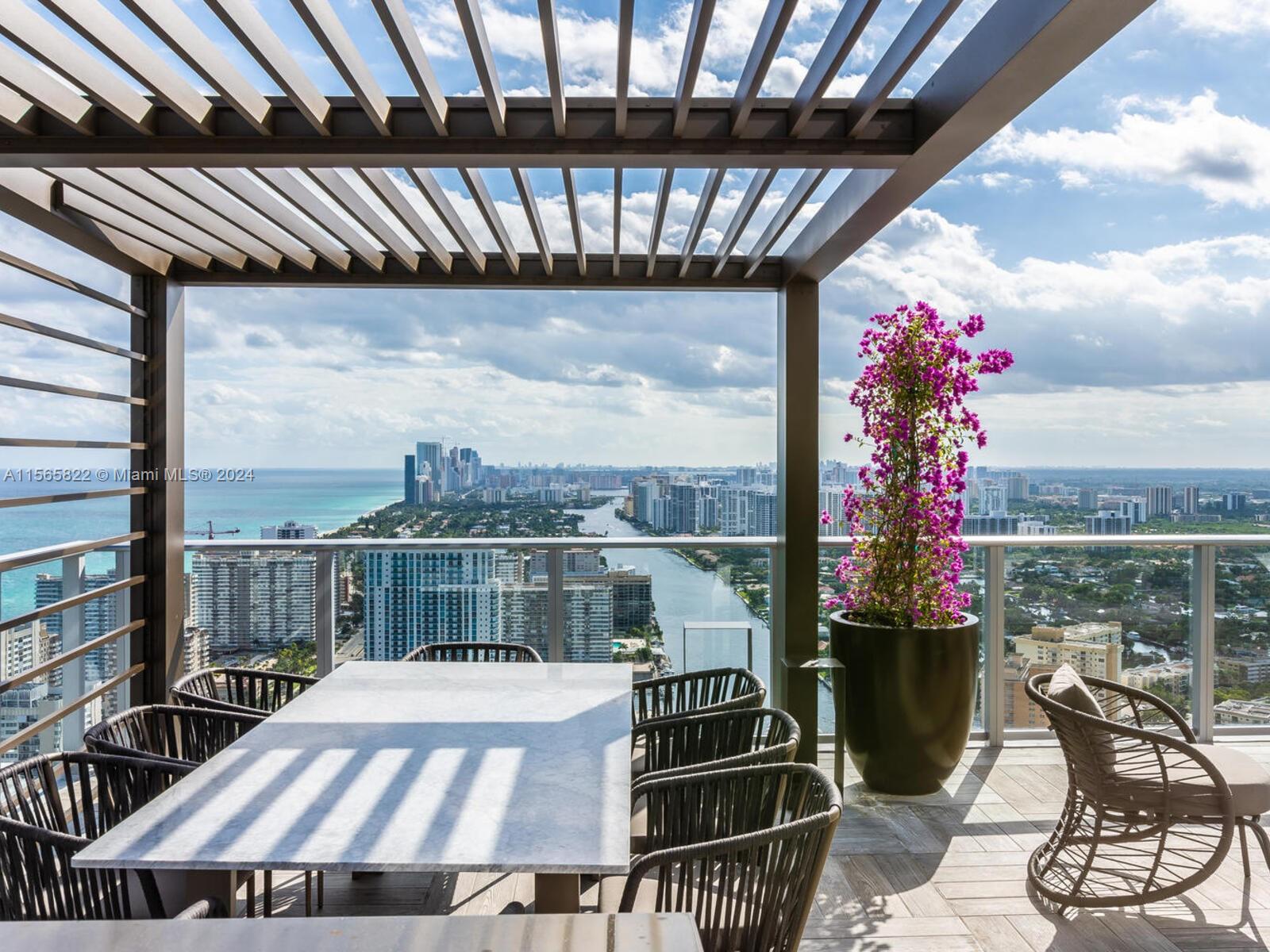 HYDE BEACH HOUSE - Residential