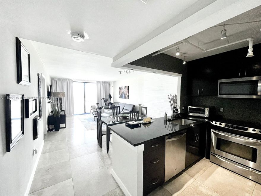 Modern 1-bedroom with high-end finishes! This condo has been updated and is one of the most upgraded  units in the building (including a new A/C)! The rents in this buildig are very atractive in today's market. The amenities include a pool, jacuzzi, dog park, outdoor sports court, BBQ area and more. The Greenwich has a great location, only steps away from Whole Foods, Publix, good restaurants and only a five minute drive straight to the beach! UNIT 905 FACES EAST WITH SOME WATER VIEWS AND ENJOYS THE MORNING SUN, STAYING COOLER THROUGHOUT THE DAY (VERSUS THE HOT UNITS FACING THE WEST, EXPOSED TO THE MID DAY AND AFTERNOON SUN).


This unit can be part of a block sale with a 20% discount including units 1409 & 315.