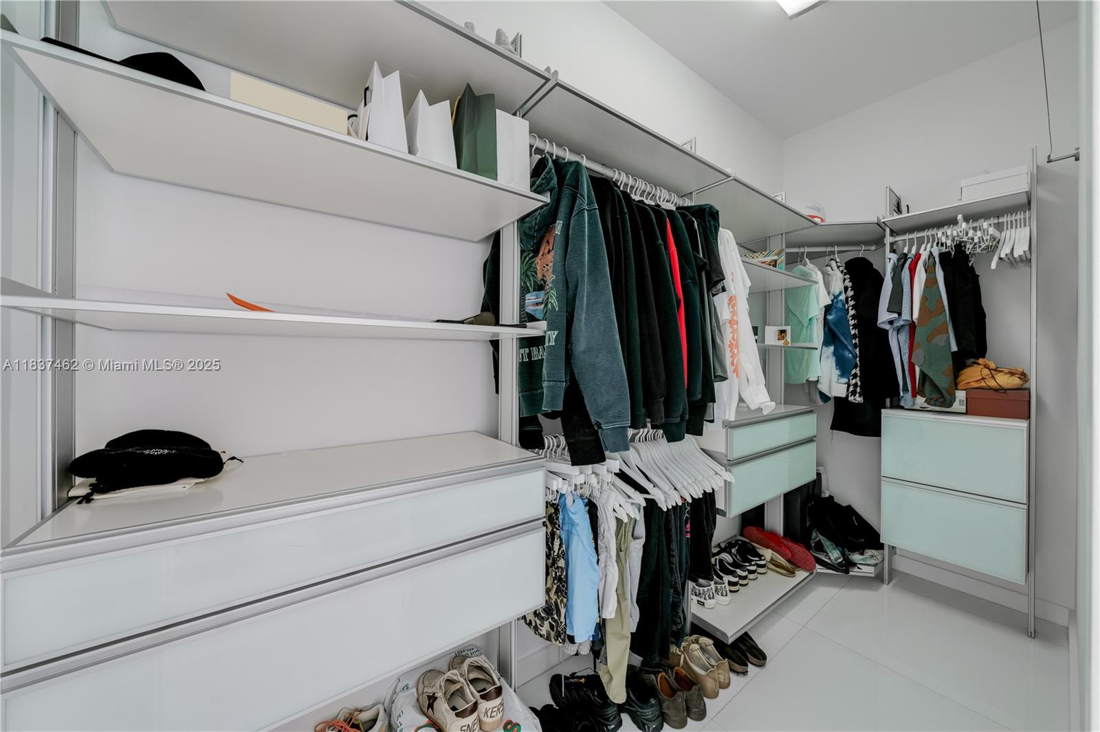 TROPICAL ISLE HOMES SUB 1 - Residential