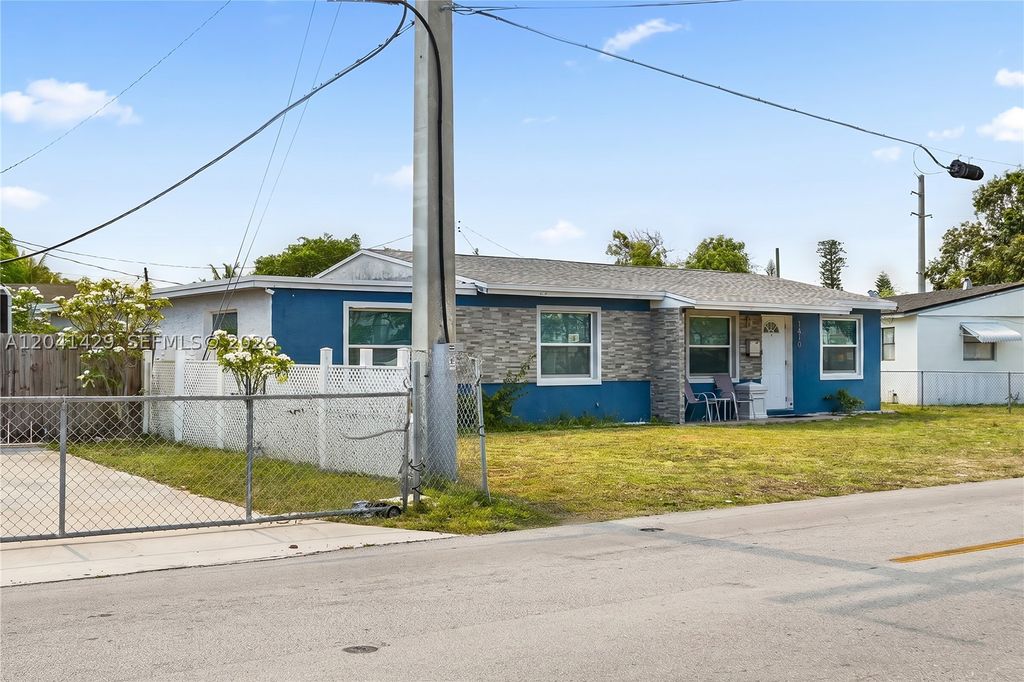 Photo of 1610 S 22nd Ave, Hollywood, FL 33020 (MLS # A12041429)