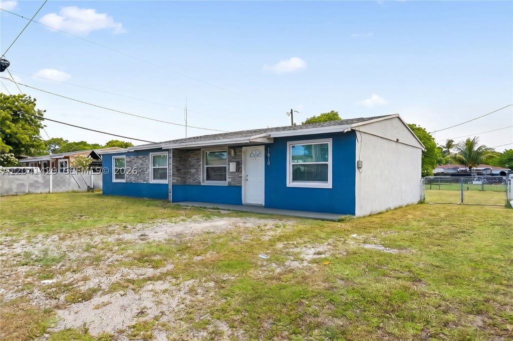 Photo of 1610 S 22nd Ave, Hollywood, FL 33020 (MLS # A12041429)