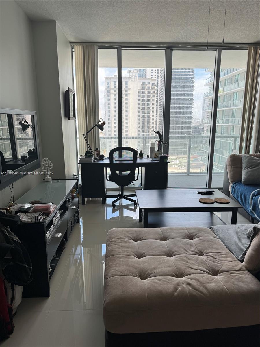 79 SW 12 2811