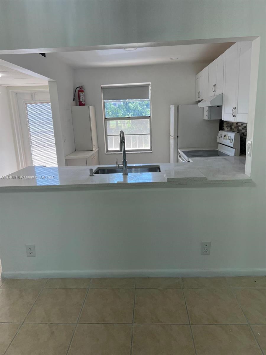 Nice third-floor apartment ready to move in, 2 bedrooms, 2 bathrooms, excellent location. Quiet community of 55 years