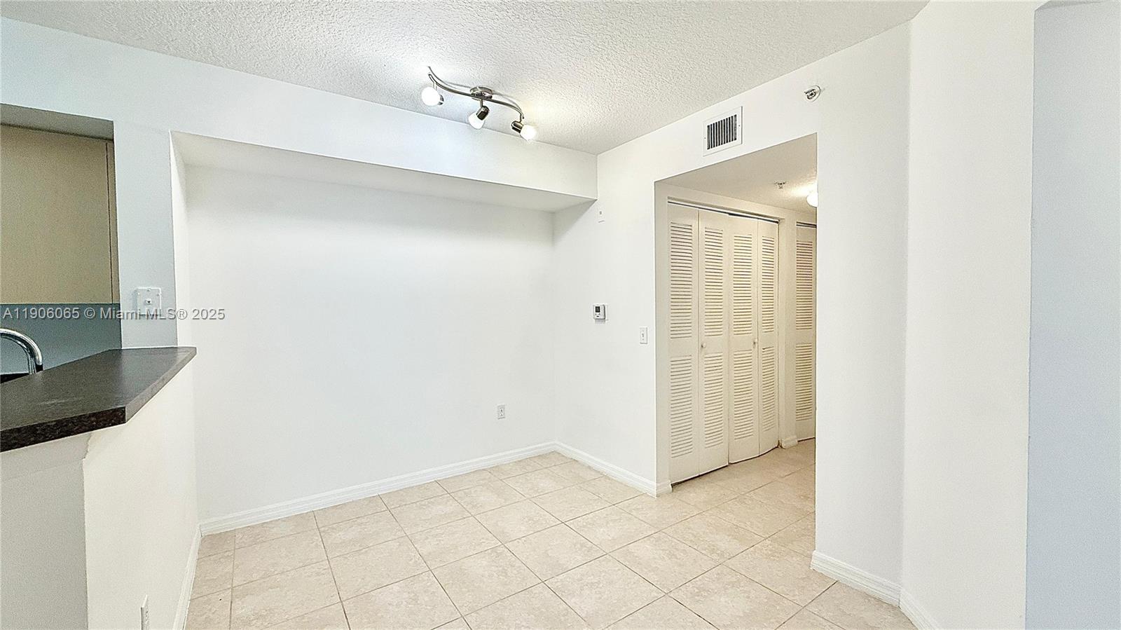 EMERALD ISLE AT LAGUNA LA - Residential Lease