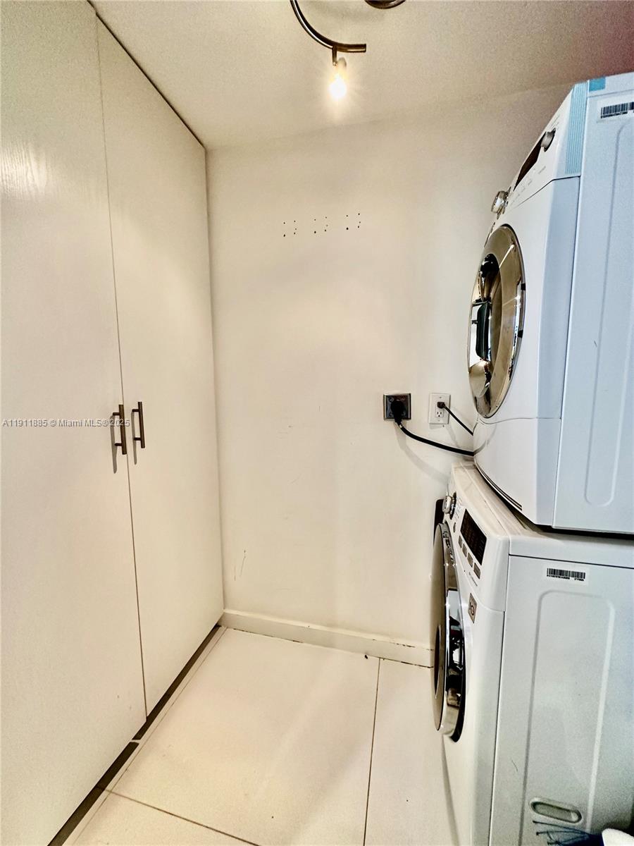 BRICKELL PLACE CONDO - Residential