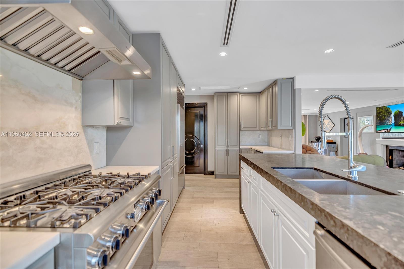 HOLLYWOOD LAKES SECTION - Residential Lease