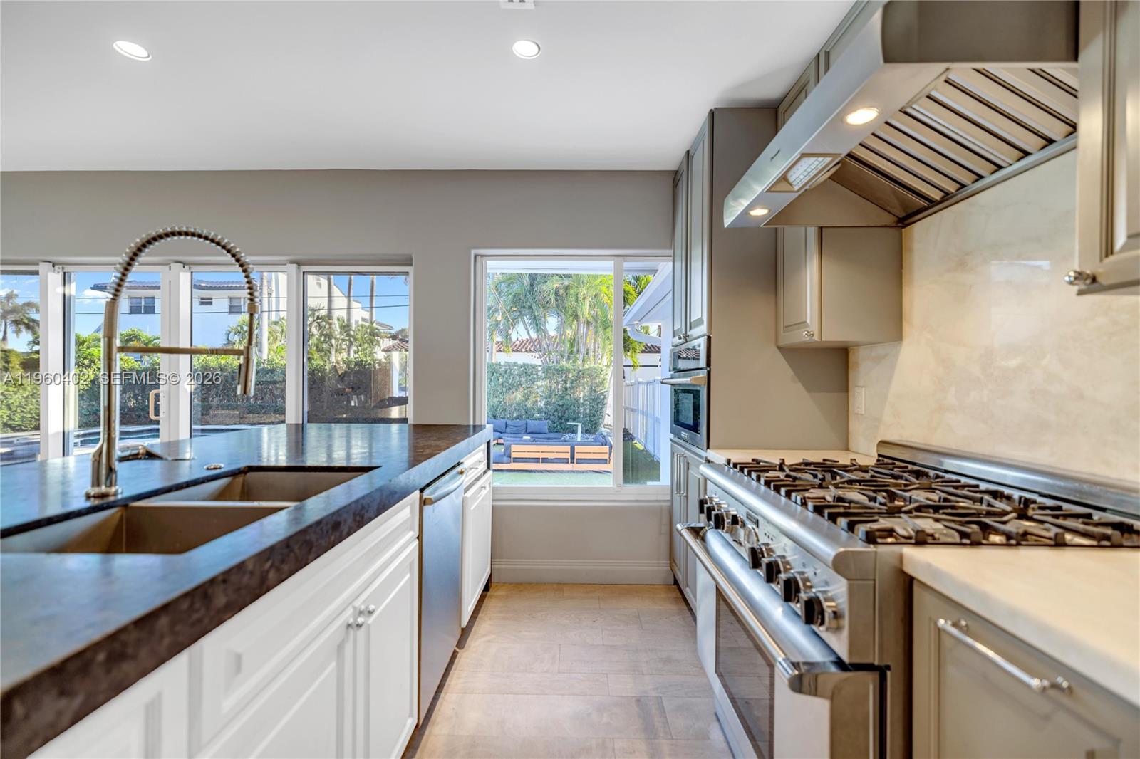 HOLLYWOOD LAKES SECTION - Residential Lease