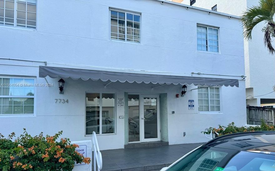 ***BEAUTIFUL UNIT**** At Abbott Condo. Amazing spacious one bedroom apartment on the second floor featuring vaulted ceilings. Secure and updated building located only 2 blocks away from the beach, shopping centers, and many restaurants.