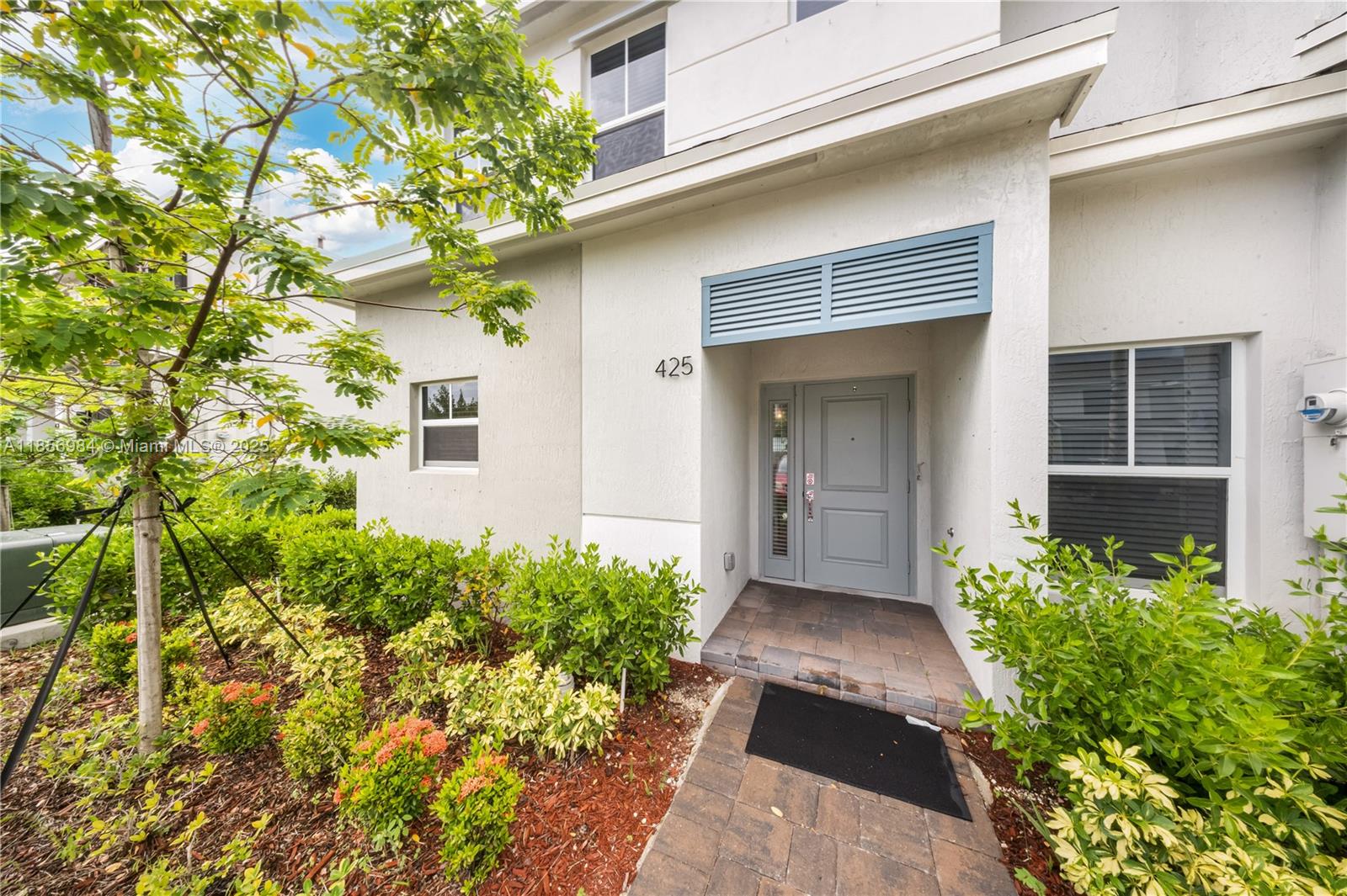 Exceptional 3-Bedroom, 2-Bath Townhouse in Prestigious Sebastian Isle
Located within a secure gated community, this well-appointed townhouse features spacious living areas, a modern kitchen, and a private patio. The residence offers an ideal combination of comfort, functionality, and location—just minutes from shopping, dining, and highly rated schools. Perfect for discerning buyers seeking quality and convenience.
