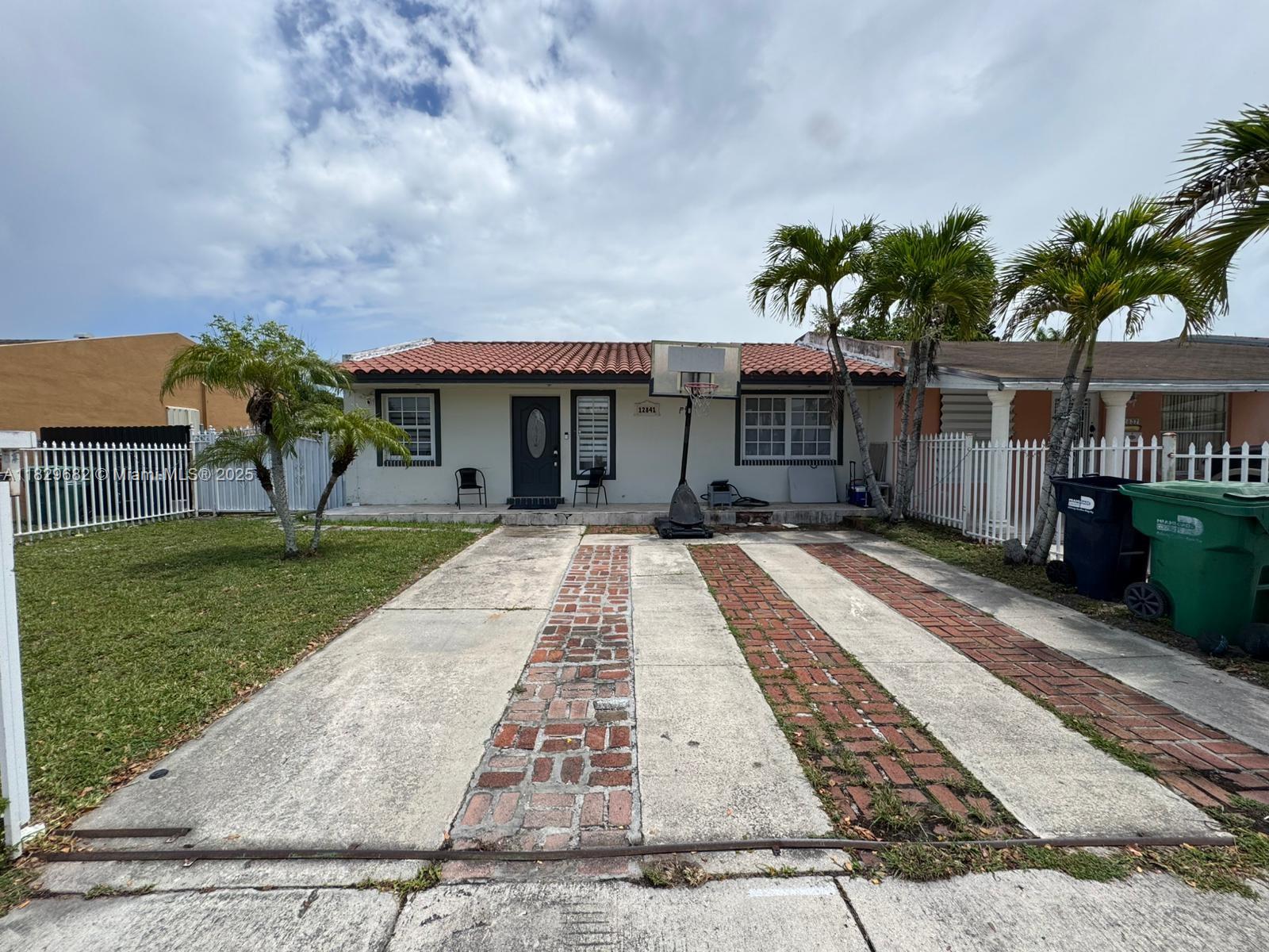 Incredible Opportunity Villa in Royale Green! NO HOA!
Beautifully maintained unit with added privacy and canal views. Features brand-new bathrooms, modern granite countertops, new appliances, and fresh paint inside and out. includes a covered back patio and fully fenced yard. You don't want to miss it, come tour & make it yours today!