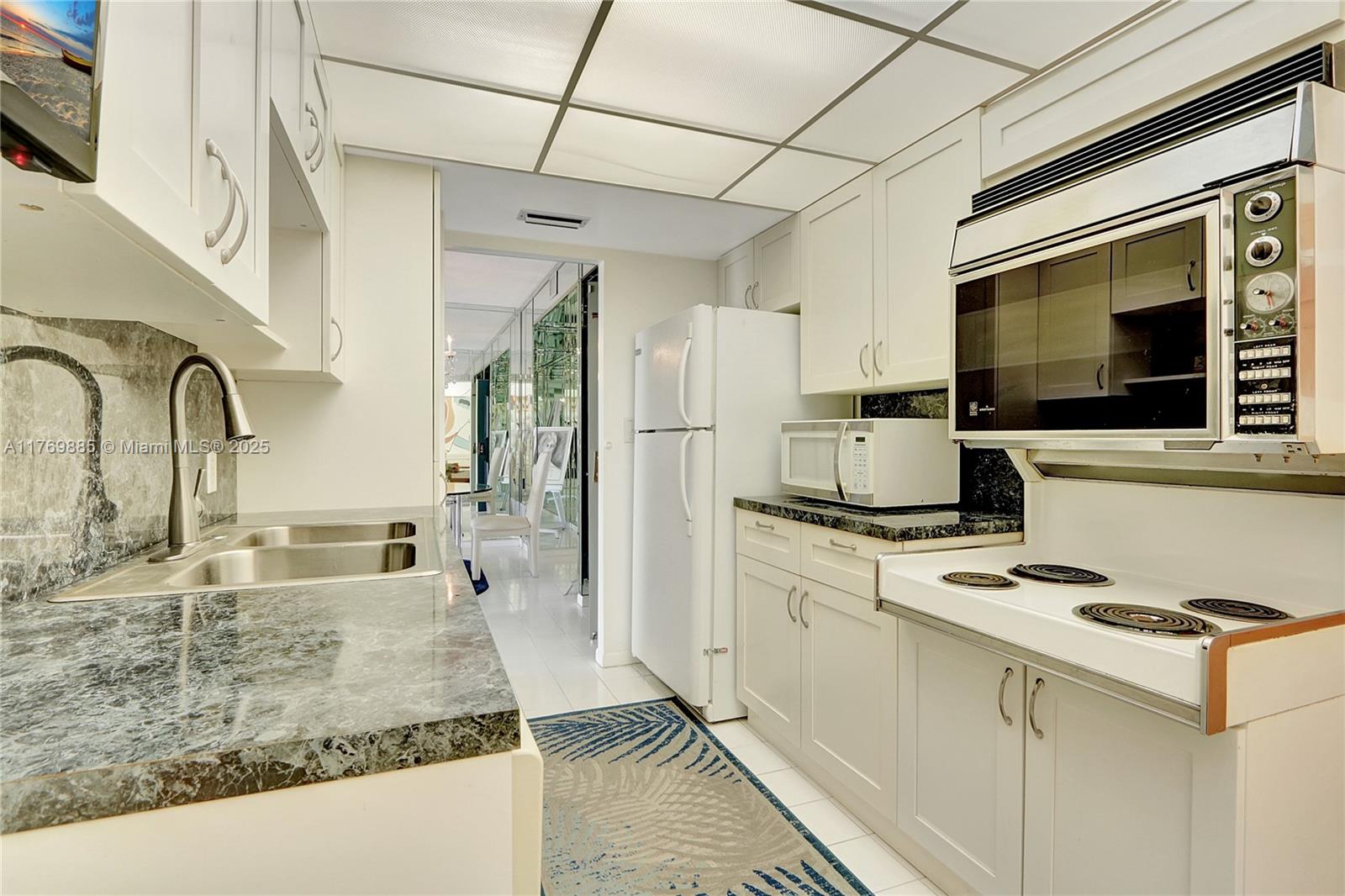 HILLCREST EAST NO 23 COND - Residential