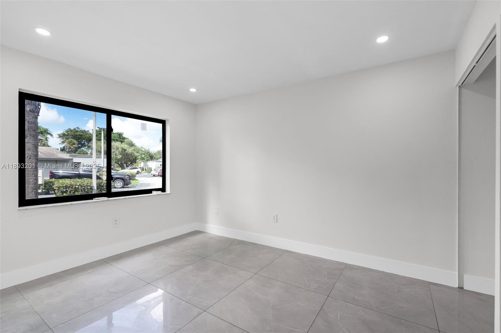 GREENGLADES CONDO 16 - Residential