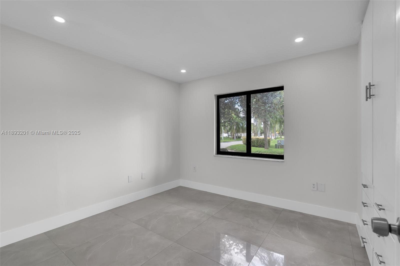 GREENGLADES CONDO 16 - Residential