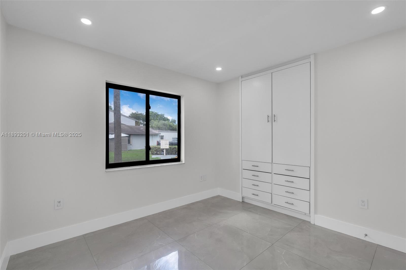 GREENGLADES CONDO 16 - Residential