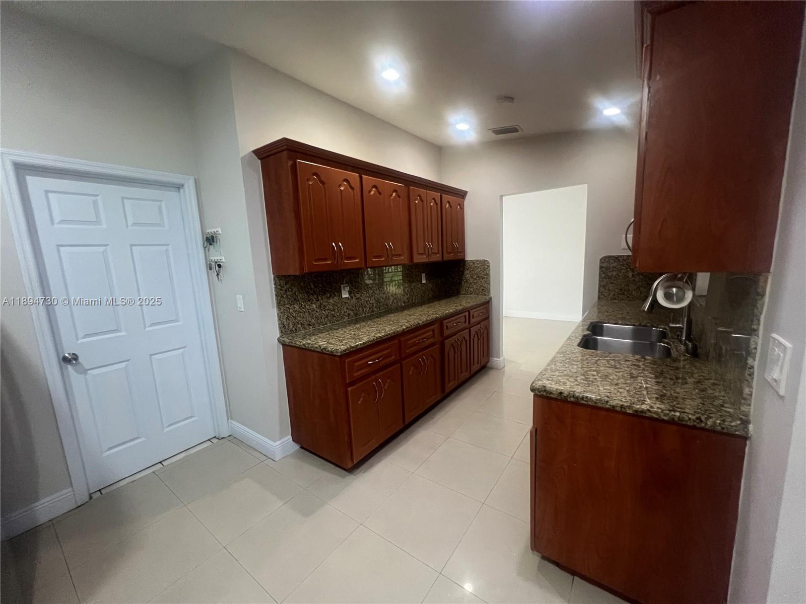 MEADOW WOOD MANOR #4 - Residential Lease
