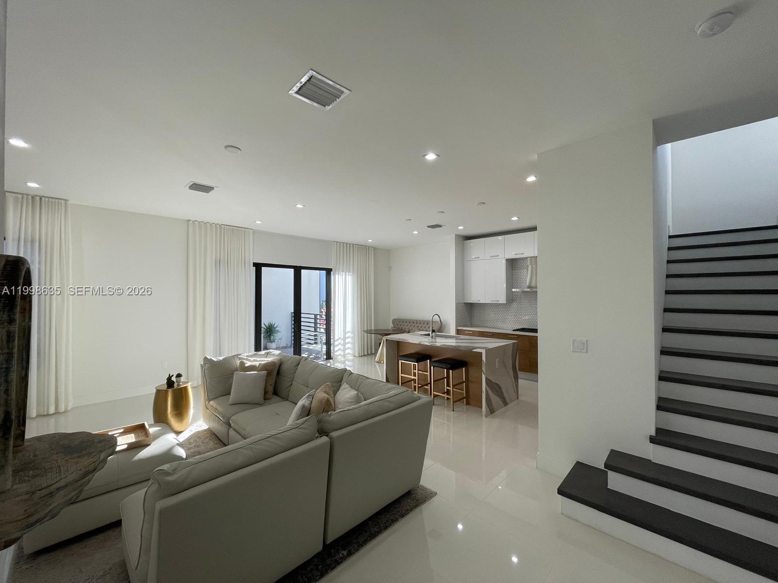 DOWNTOWN DORAL SOUTH PHAS - Residential