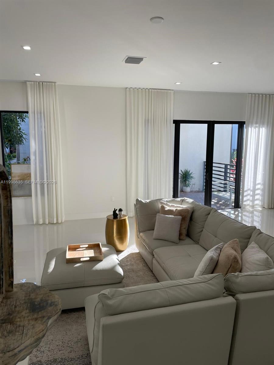 DOWNTOWN DORAL SOUTH PHAS - Residential