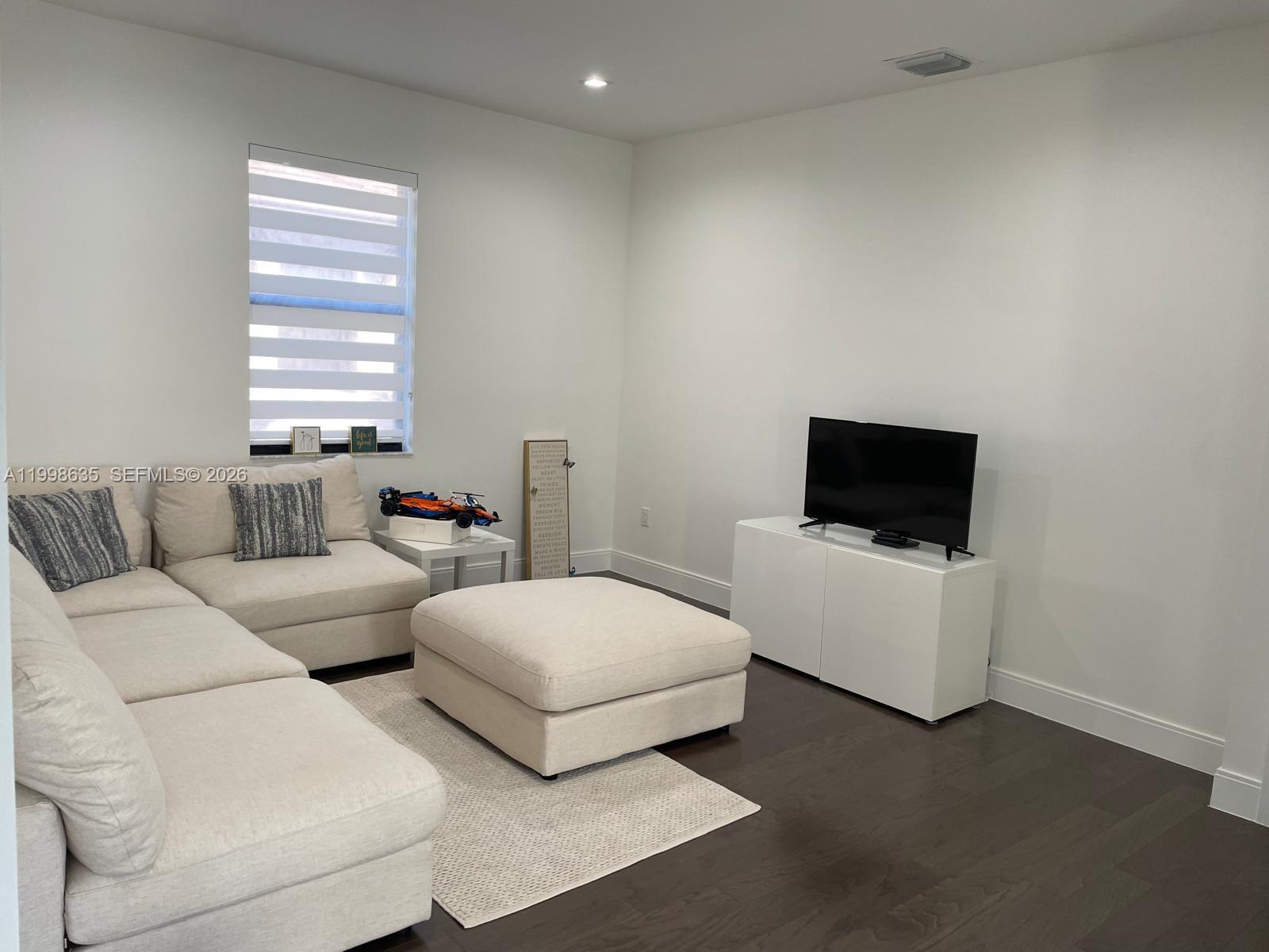 DOWNTOWN DORAL SOUTH PHAS - Residential