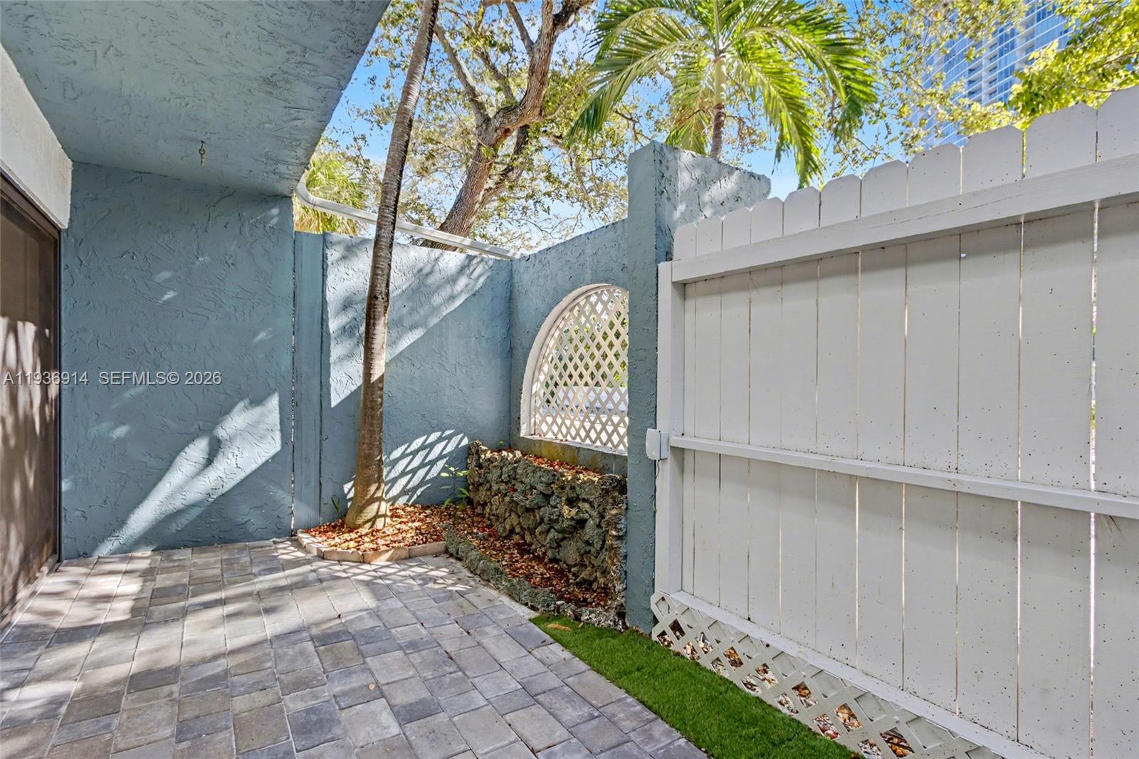 CORONA BAY TOWNHOUSES CON - Residential