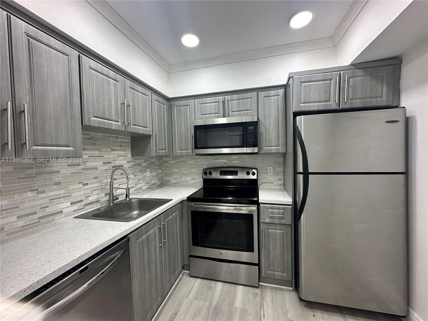 MOVING WITH ONLY FIRST AND SECURITY DEPOSIT! EXQUISITE 905 SF REMODELED UNIT ON A BOUTIQUE 4 UNITS BUILDING. BRAND NEW KITCHEN WITH QUARTZ, BRAND NEW FLOORING, BRAND NEW LIGHT FIXTURES, BRAND NEW BATHROOMS. CLOSE TO SHOPPING, ENTERTAINMENT, SCHOOLS AND HOUSES OF WORSHIP, QUICK APPROVAL, CALL TODAY!