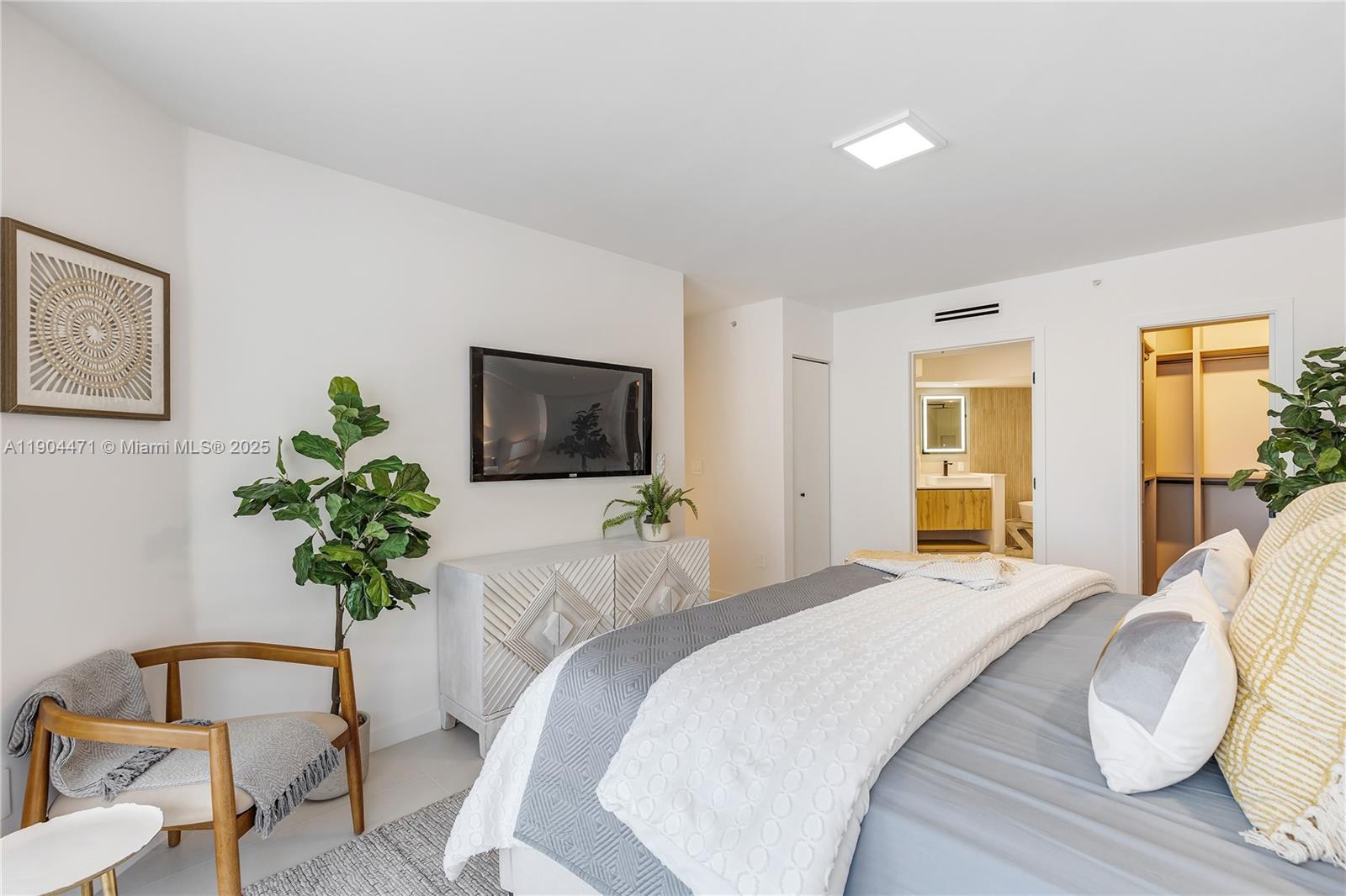 LA GORCE PALACE CONDO - Residential Lease