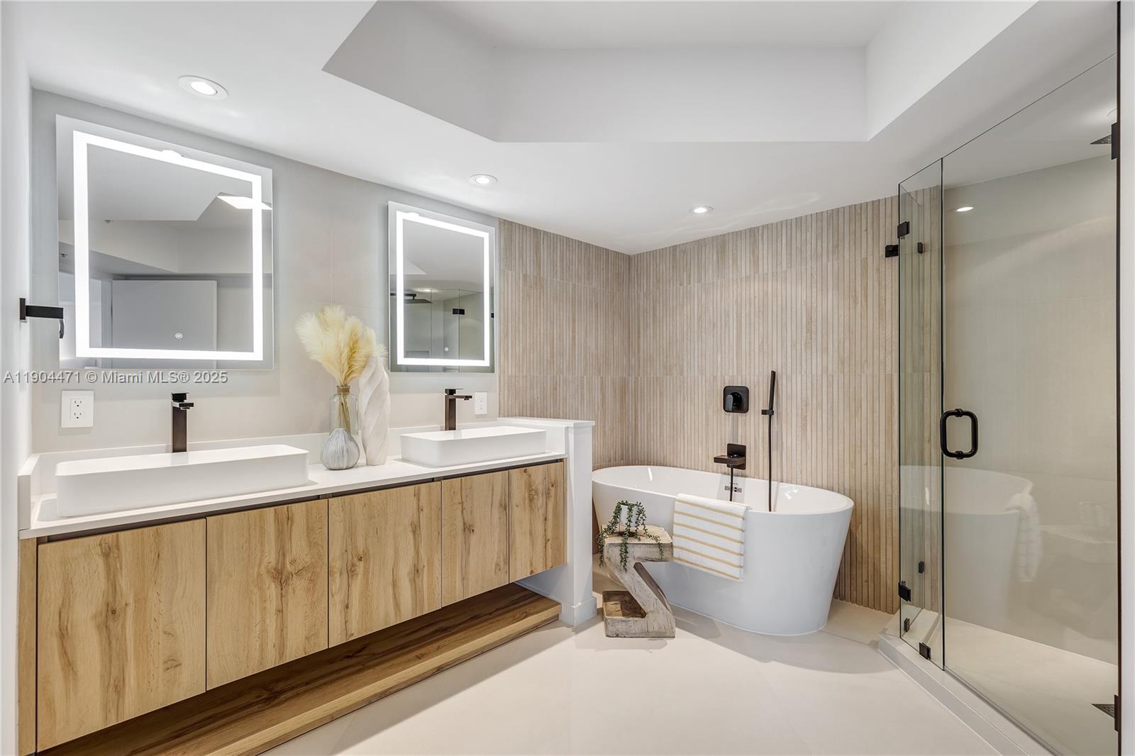 LA GORCE PALACE CONDO - Residential Lease