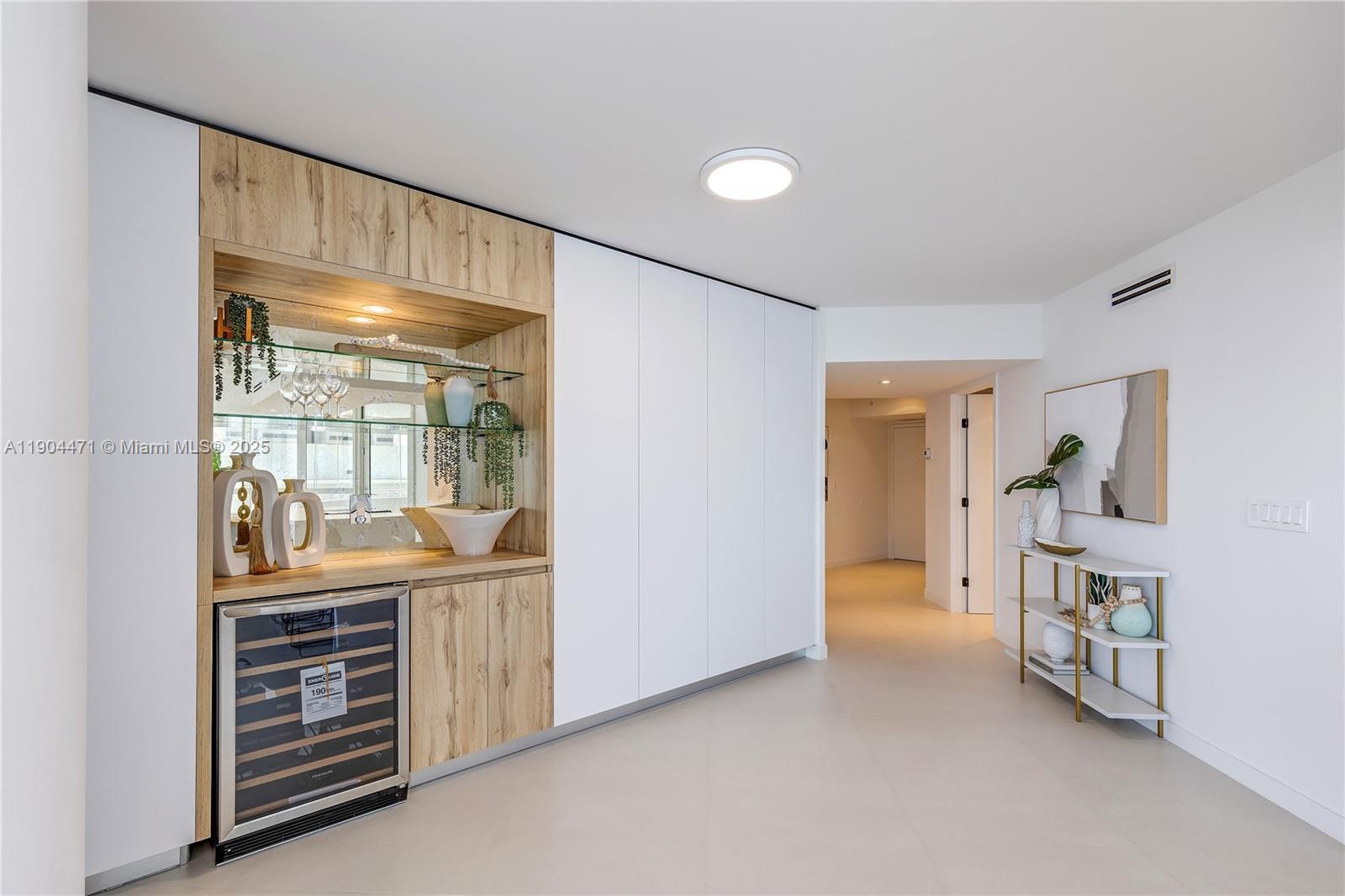 LA GORCE PALACE CONDO - Residential Lease